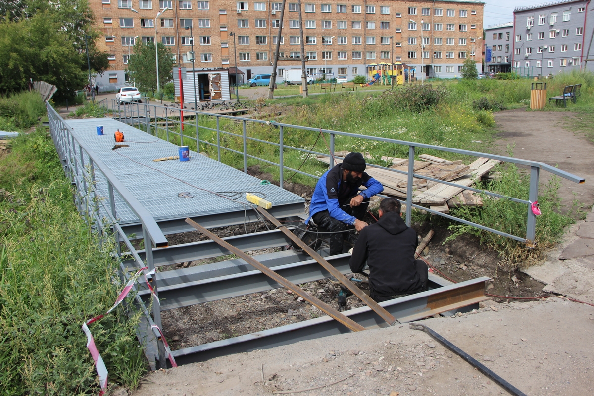 На Бугаче в Красноярске завершается ремонт пешеходного моста