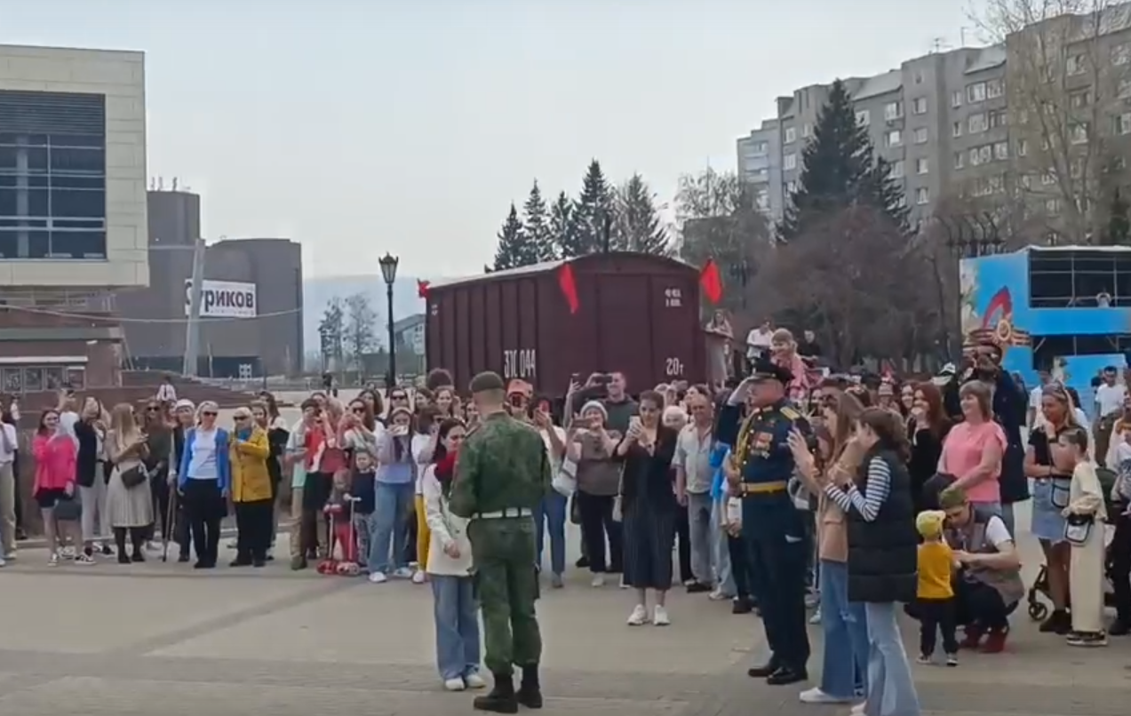 В День Победы красноярец сделал предложение своей девушке на площади Мира