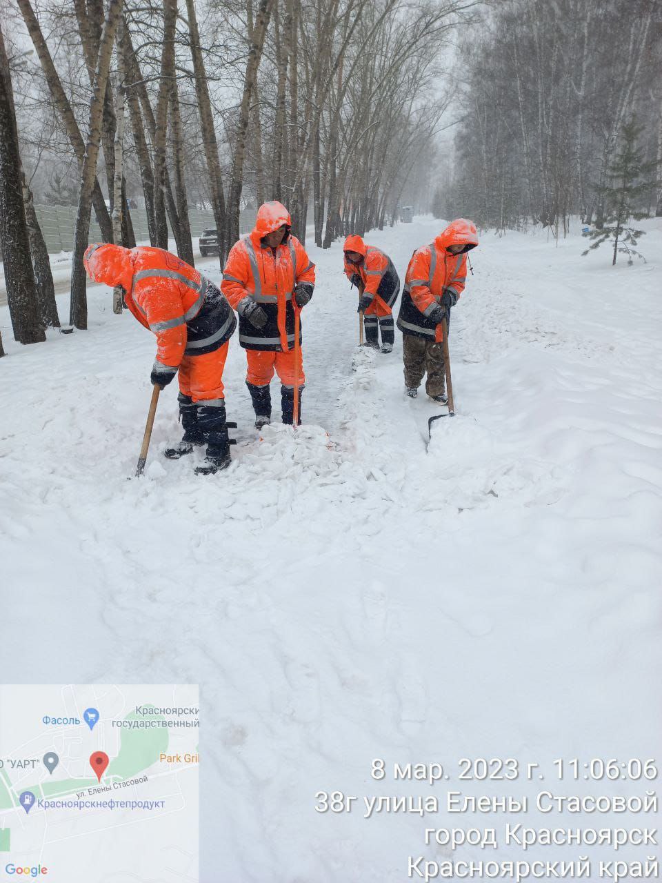 В Красноярске 8 марта убирают улицы в метель и снегопад