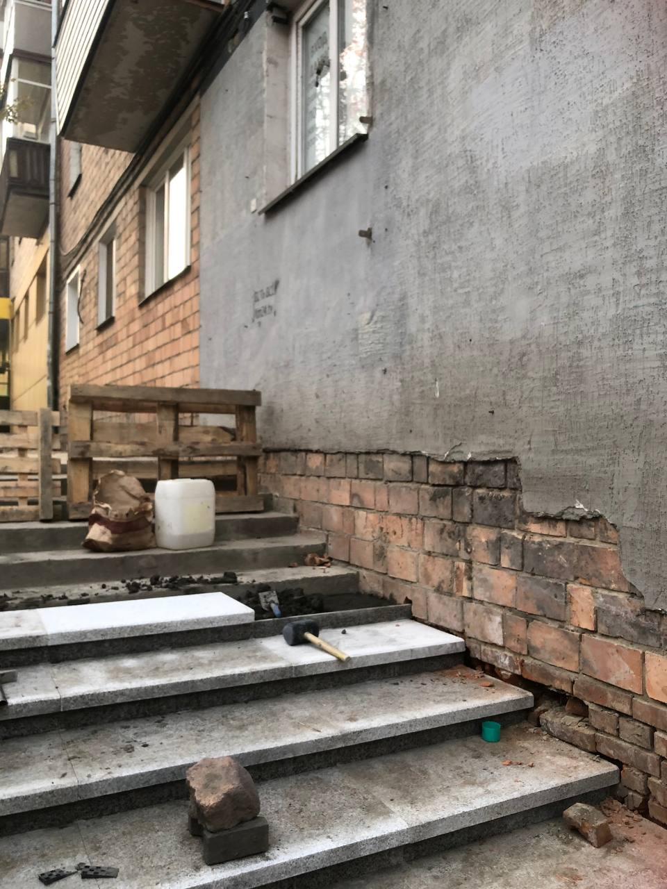 Красноярцы пожаловались на новую лестницу под окнами нежилого помещения