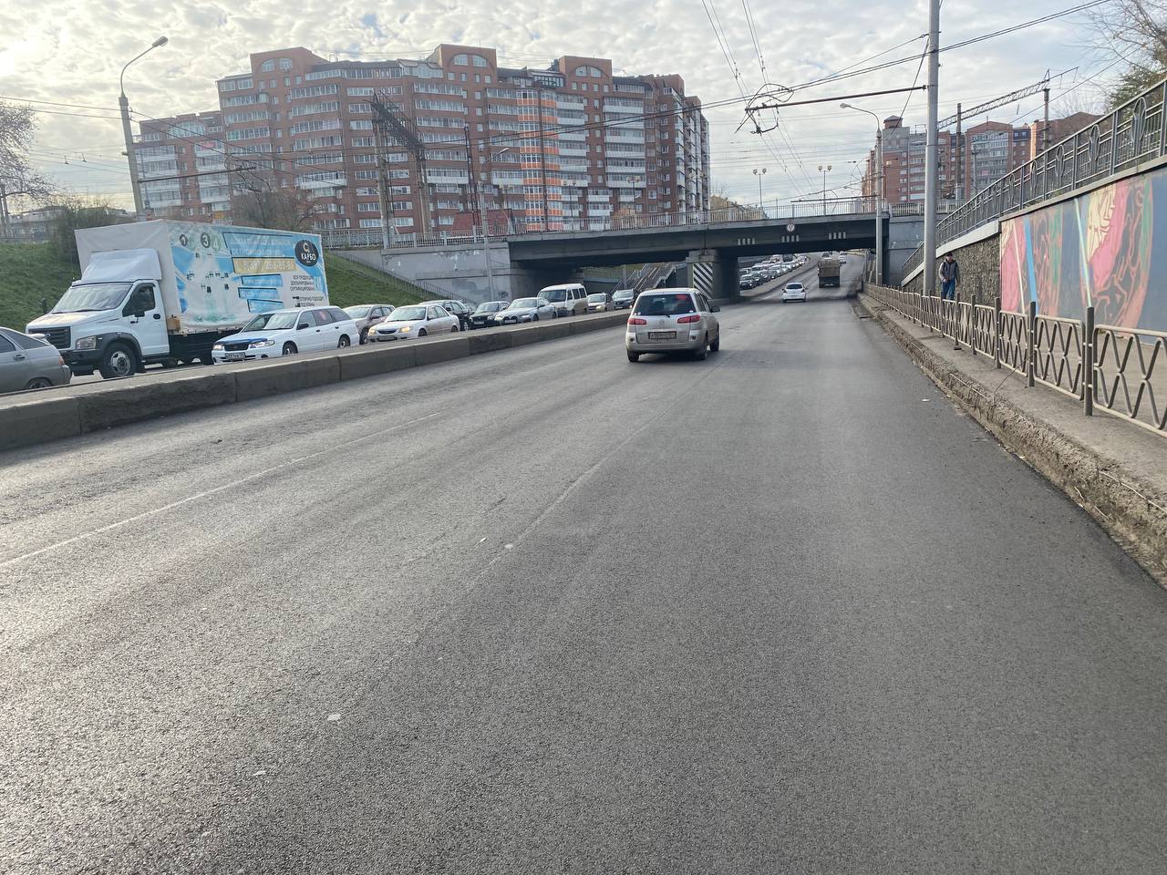 В Красноярске на Свободном уложили нижний слой асфальта