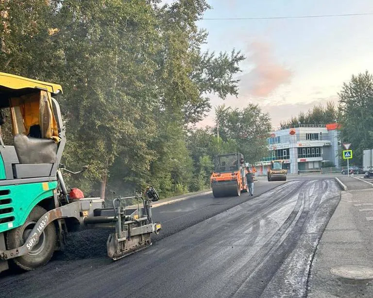 В Красноярске укладывают асфальт на улице Королева