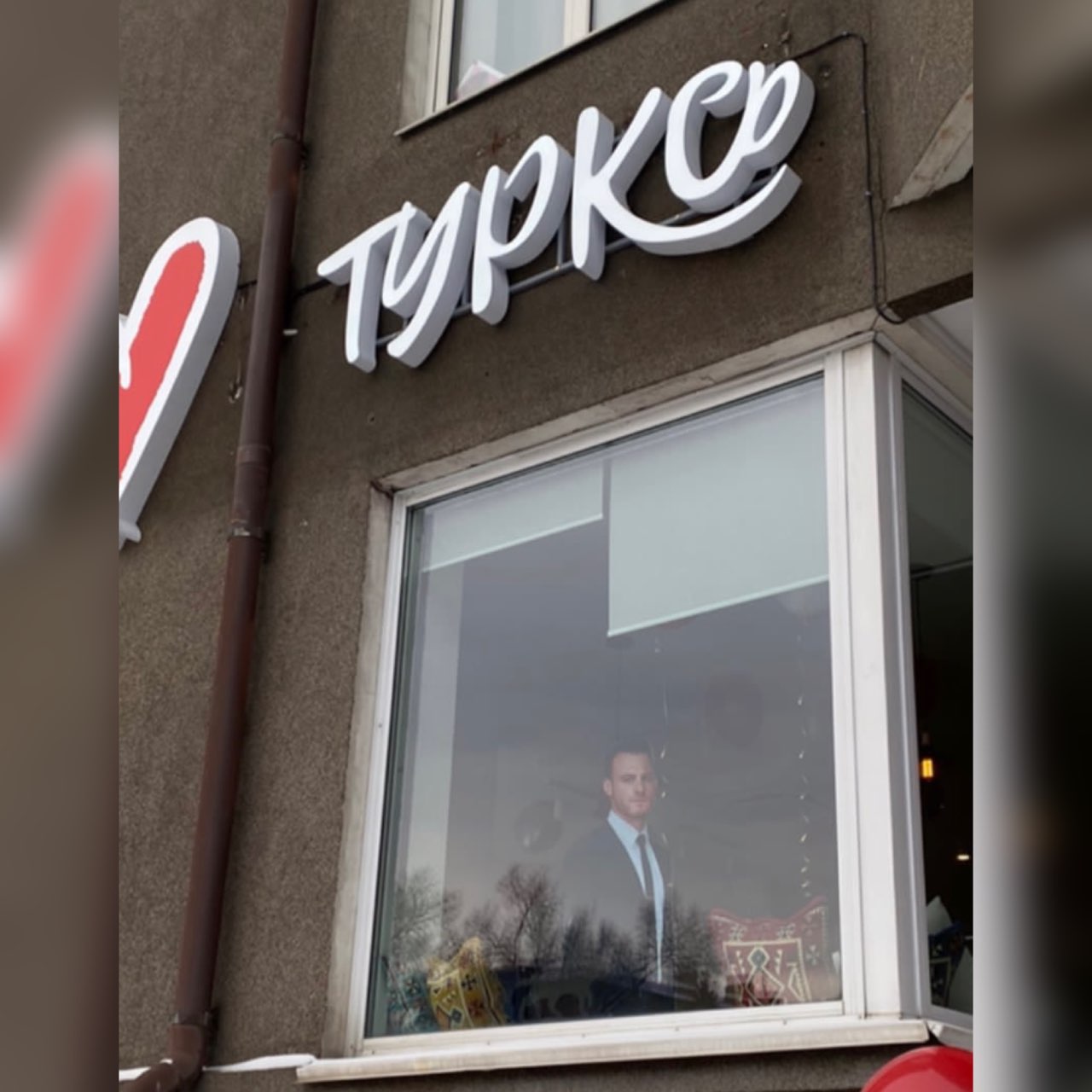 В Красноярске открылось заведение, где можно выпить кофе с Серканом Болатом