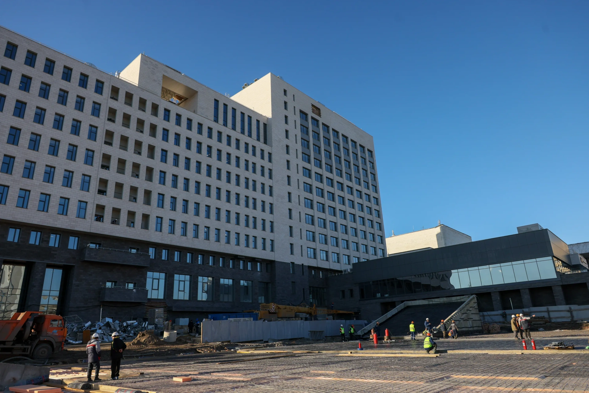 Парковка на Театральной площади в Красноярске готова на 66%