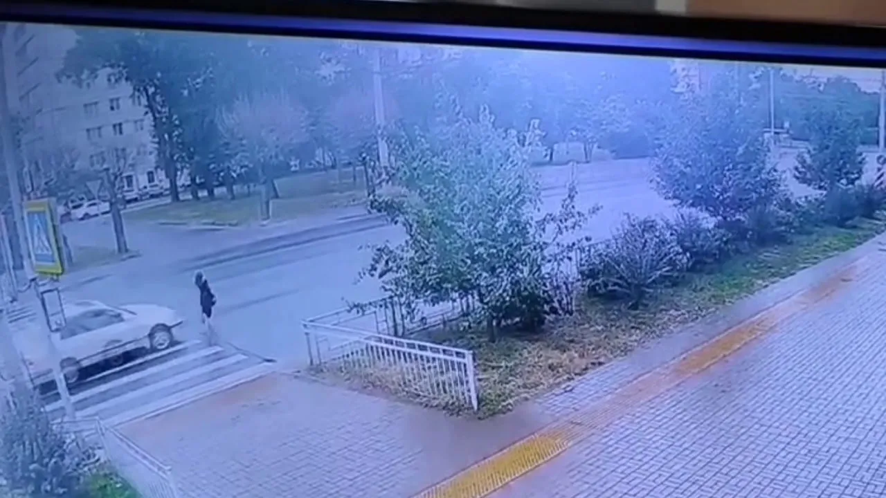В Красноярске 10-летняя девочка попала под колеса автомобиля на Краснодарской
