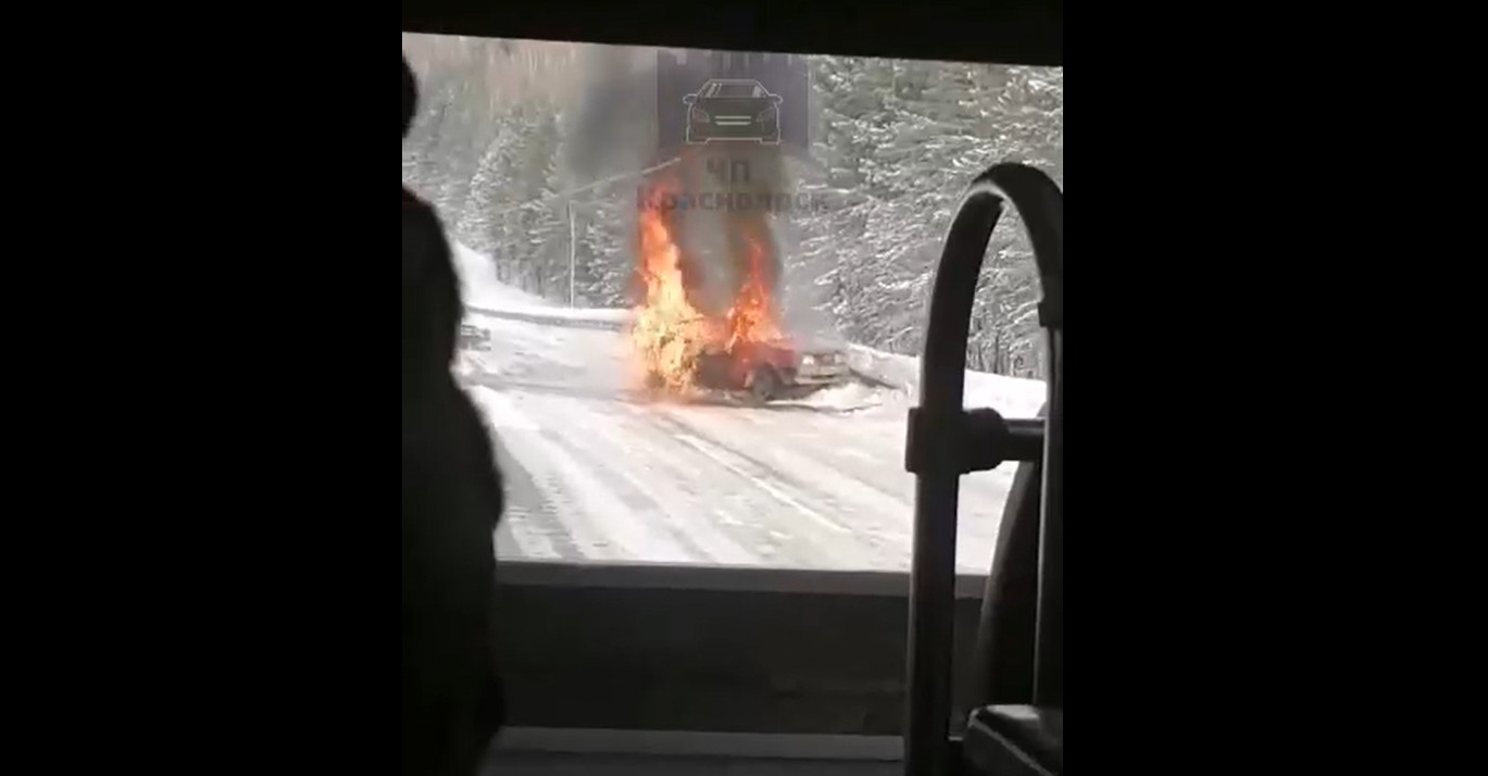 На трассе в Красноярском крае автомобиль ВАЗ полностью сгорел после столкновения с фурой