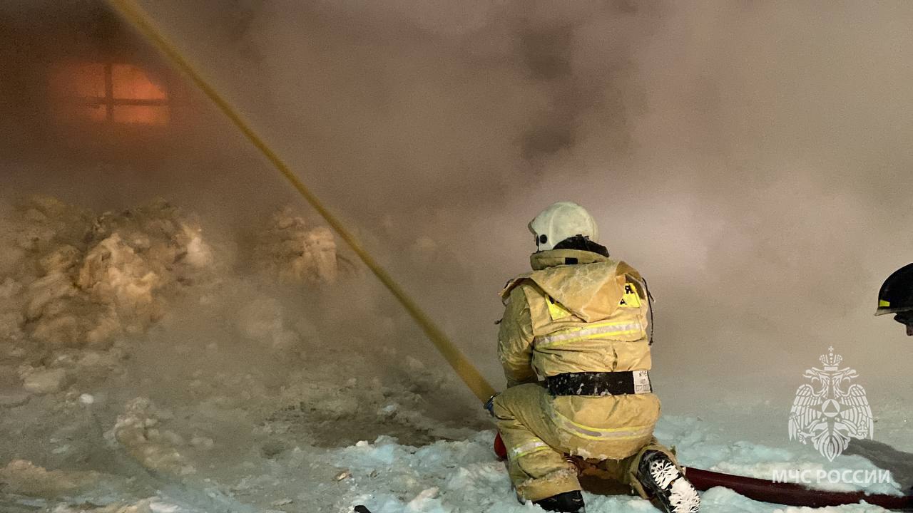 В Туруханске при пожаре госпитализировали двух человек