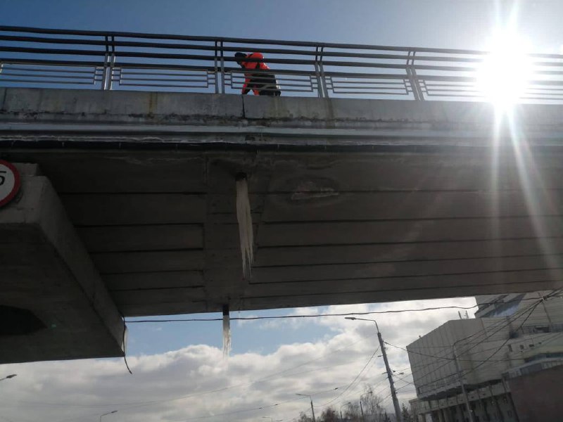 На вантовом мосту в Красноярске убрали опасные сосульки