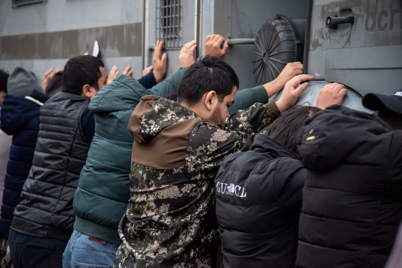 На предприятиях под Красноярском проверили документы 244 мигрантов