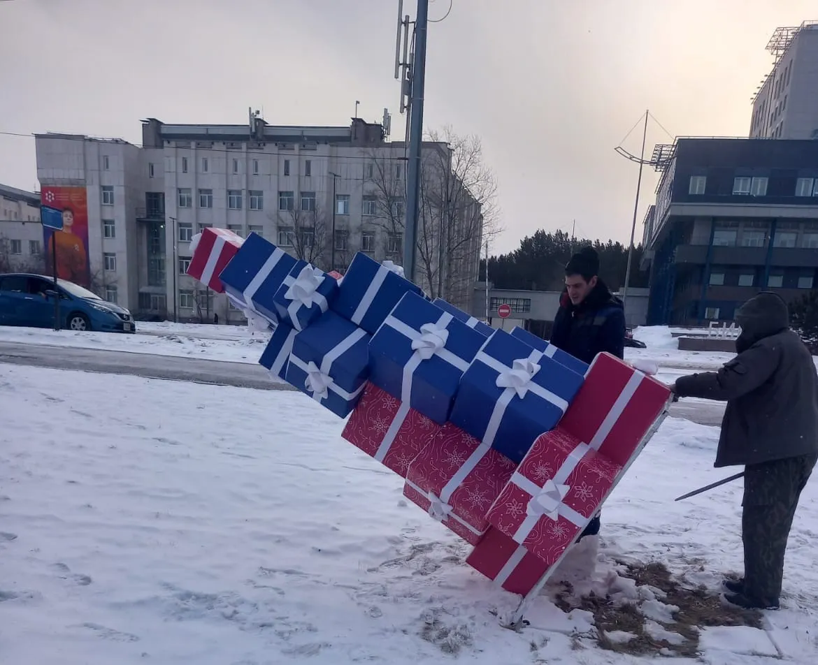 С улиц Красноярска начали убирать новогодние украшения