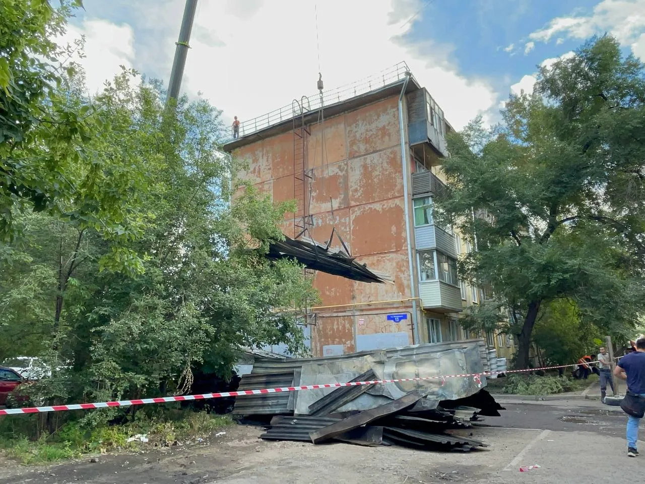 В Красноярске ликвидируют последствия пожара в многоквартирном доме на Маяковского