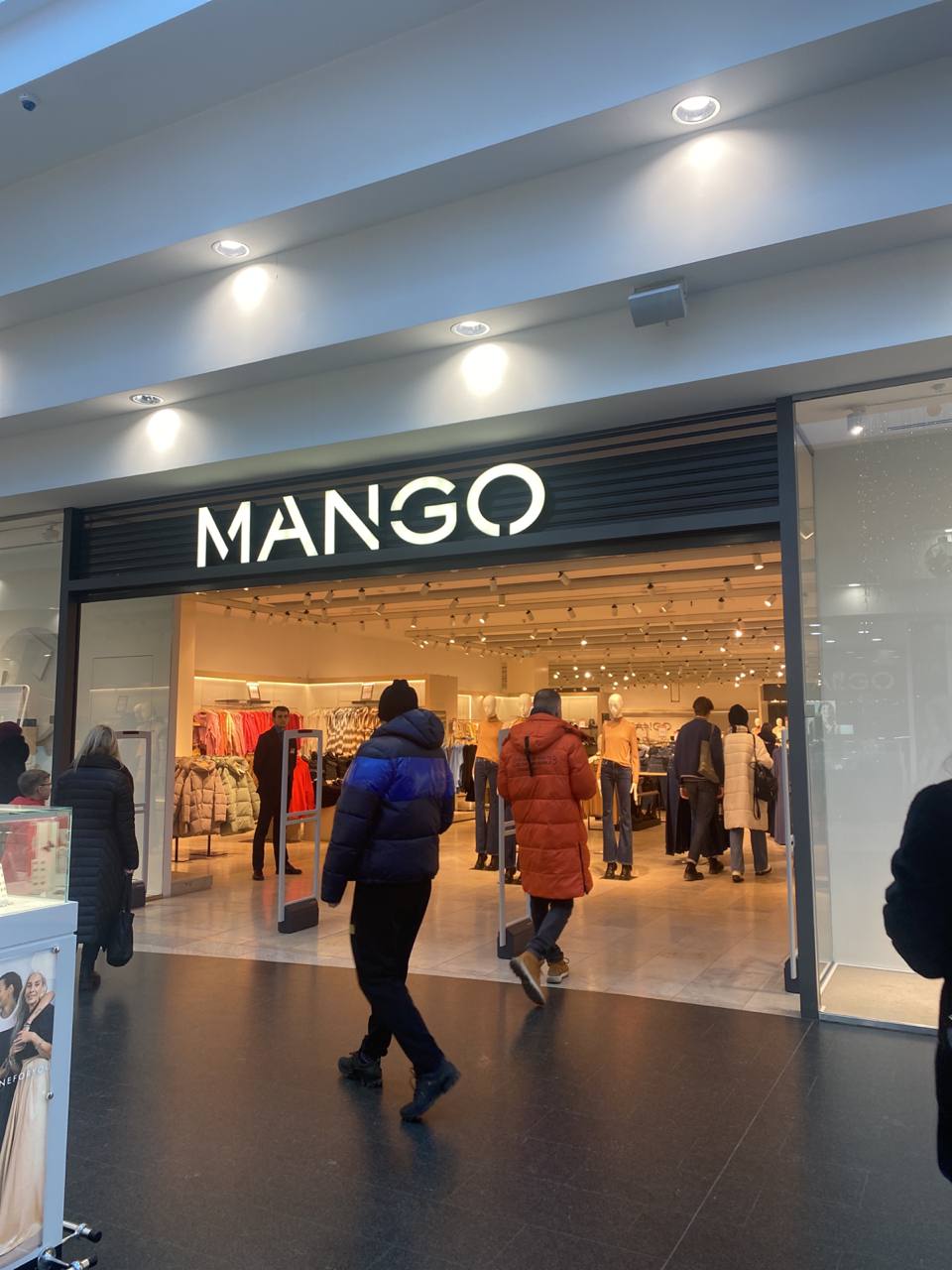 В красноярском ТРЦ «Планета» вновь открылся магазин одежды Mango