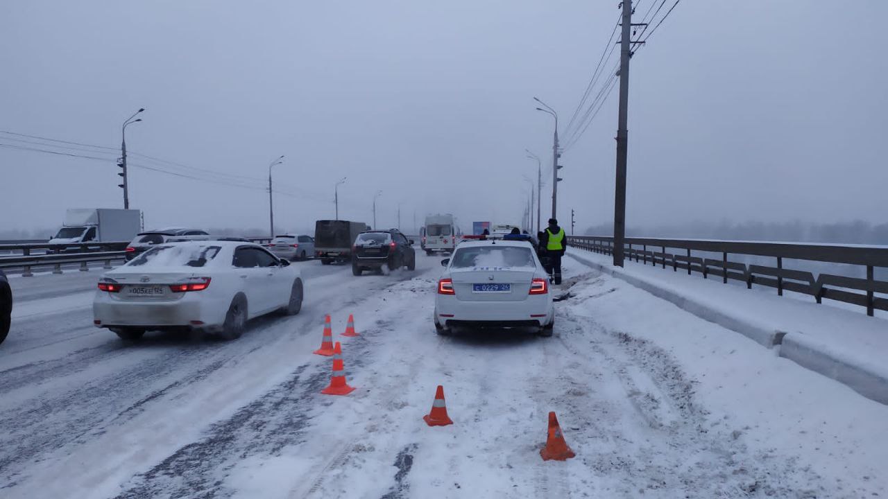 На Октябрьском мосту в Красноярске затруднено движение из-за столкновения трех авто