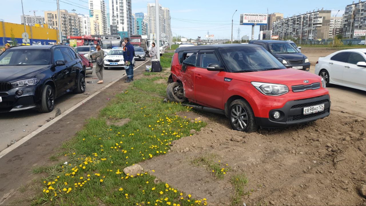 В Красноярске на улице Авиаторов столкнулись сразу 5 автомобилей