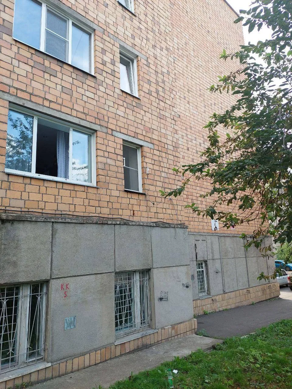 В Красноярске из окна третьего этажа выпал двухлетний мальчик