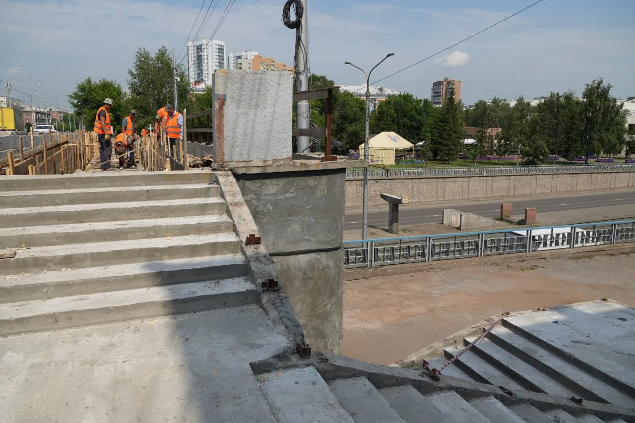 В Красноярске на улице Мичурина на месяц изменится схема движения по путепроводу