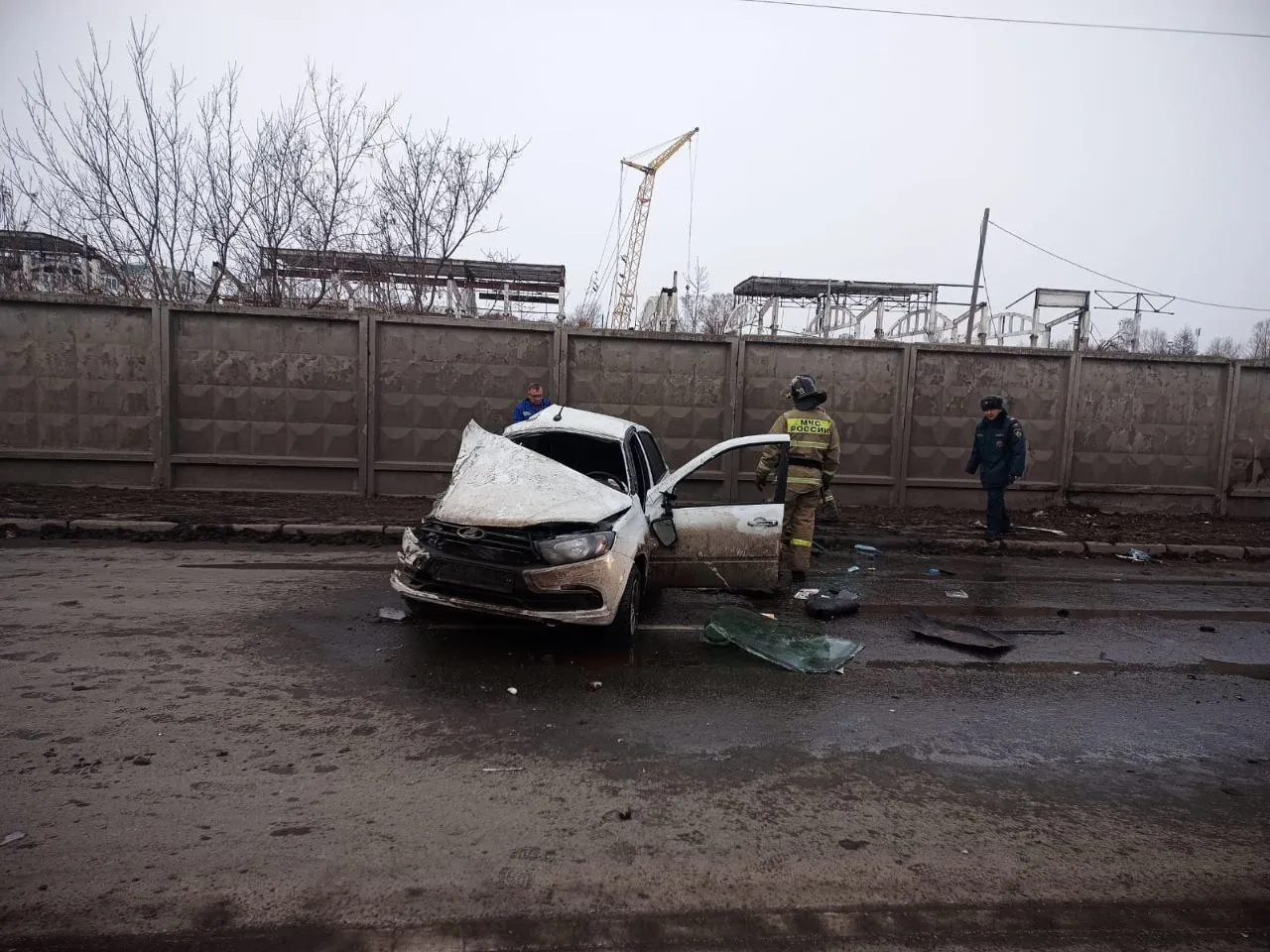 В Красноярске на улице Дубровинского водитель не справился с управлением и опрокинул машину набок