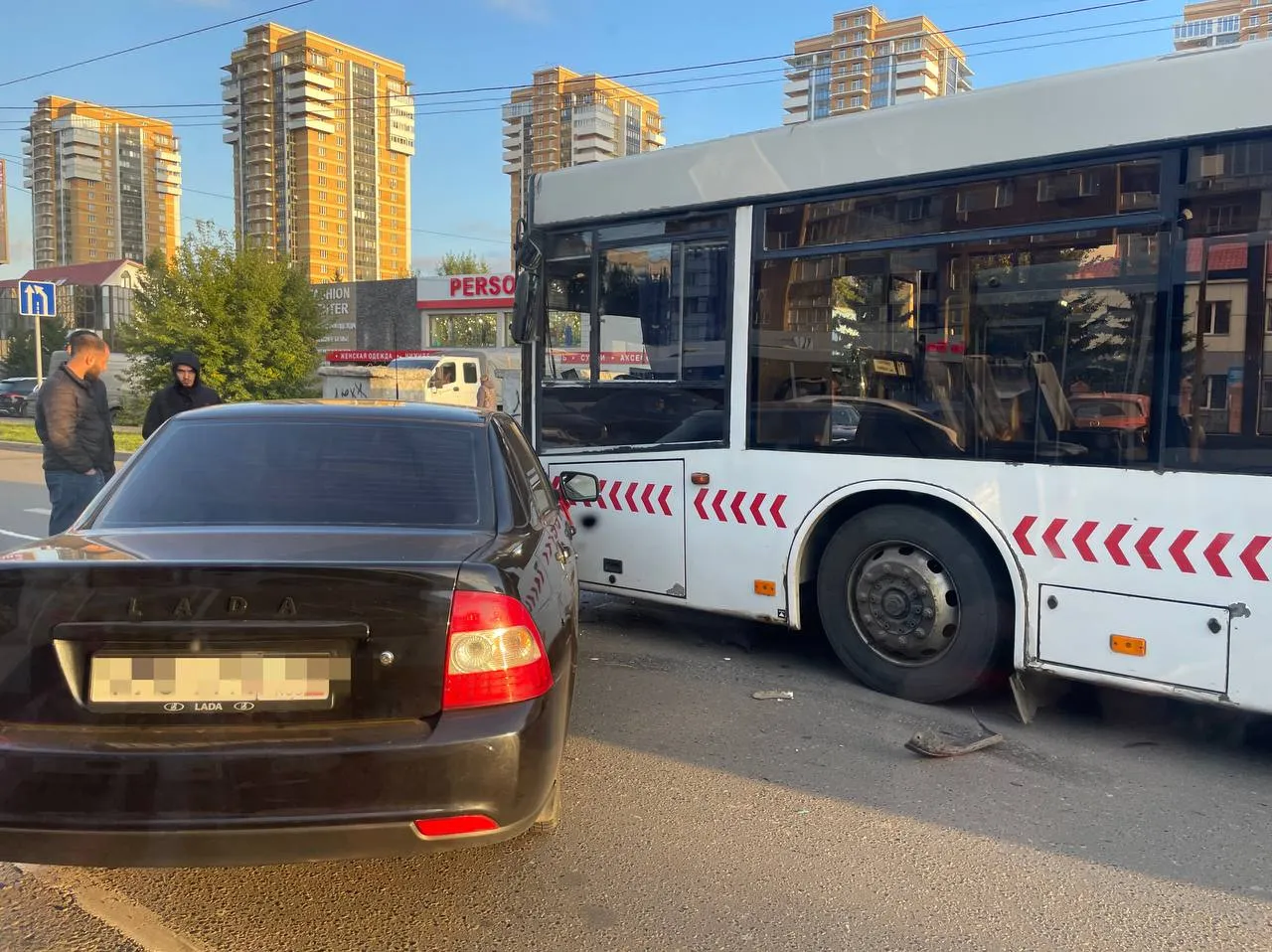 В Красноярске на улице Взлётной «Лада» столкнулась с автобусом