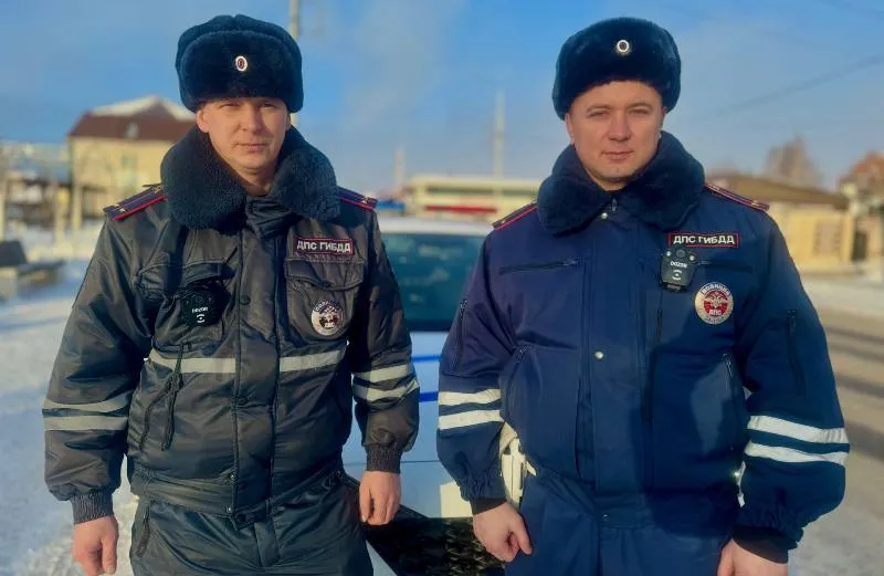 В Красноярском крае сотрудники ГИБДД помогли замерзающей на трассе семье