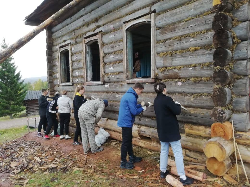 Красноярцев приглашают в «Роев ручей» на мастер-класс по старинным плотницким технологиям
