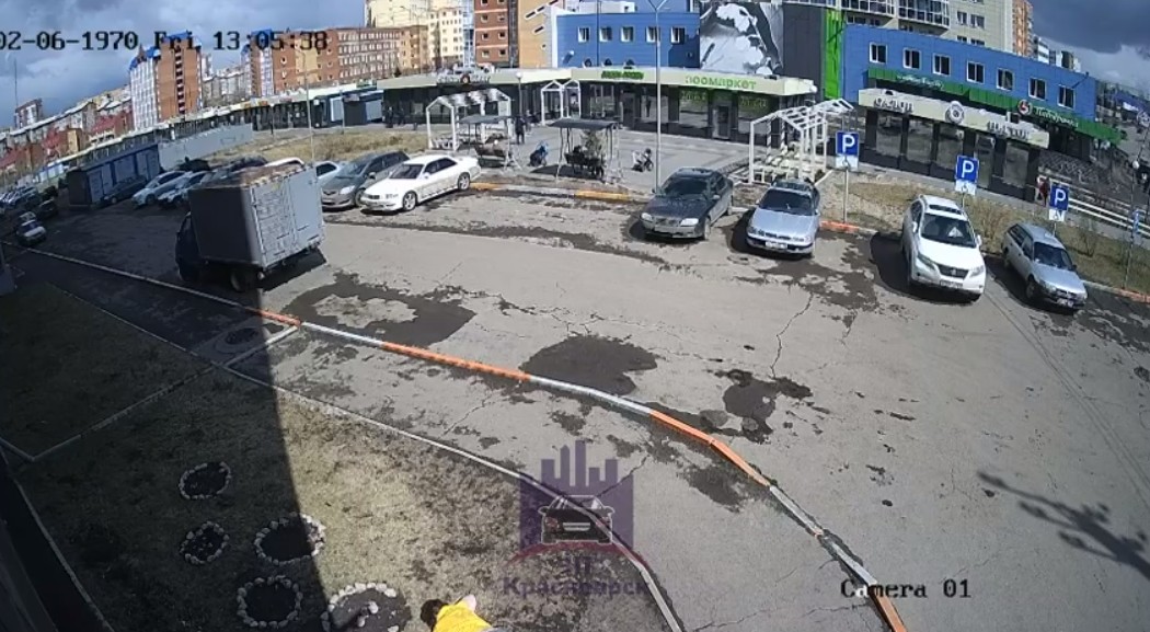 В Красноярске 69-летняя женщина выпала из окна многоэтажки на Вильского