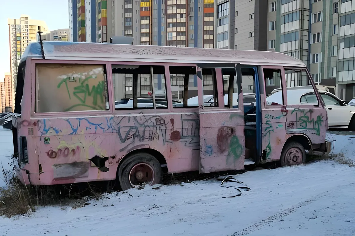 В Центральном районе Красноярска во дворе бросили автобус