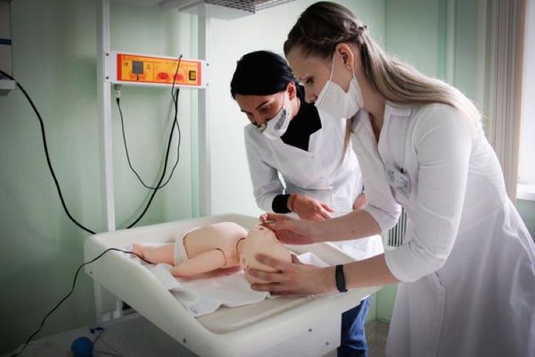 Новые симуляционные тренажеры закуплены для Краевого центра охраны материнства и детства