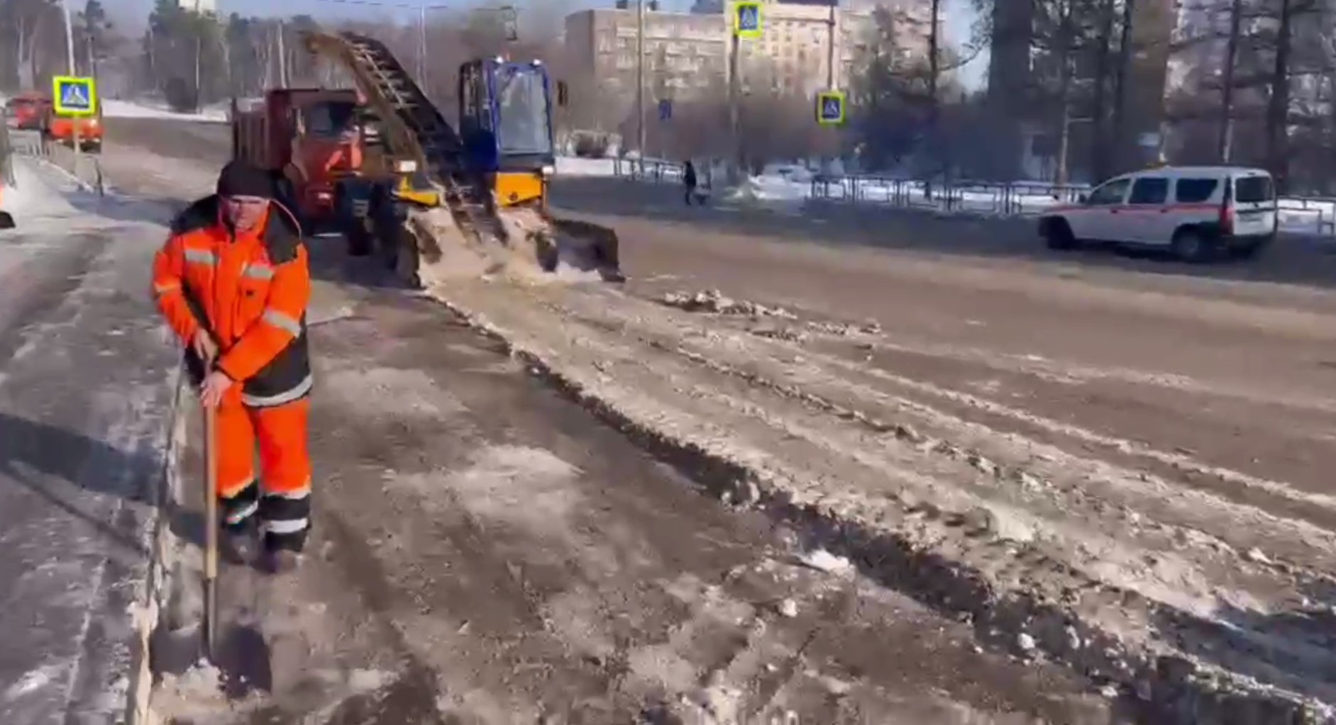 За последние сутки с улиц Красноярска вывезли 807 КамАЗов снега