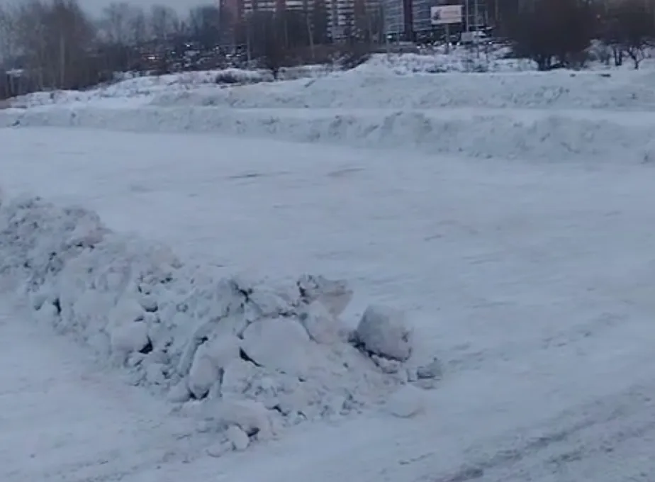 В красноярском озеро-парке Октябрьском сделали разметку из снега