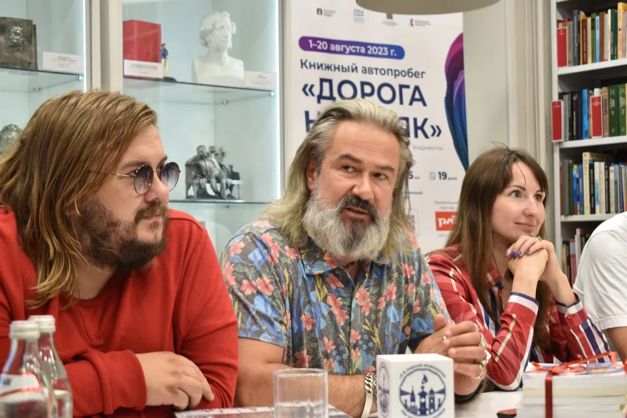 В Красноярске побывали участники всероссийского книжного автопробега «Дорога на маяк»