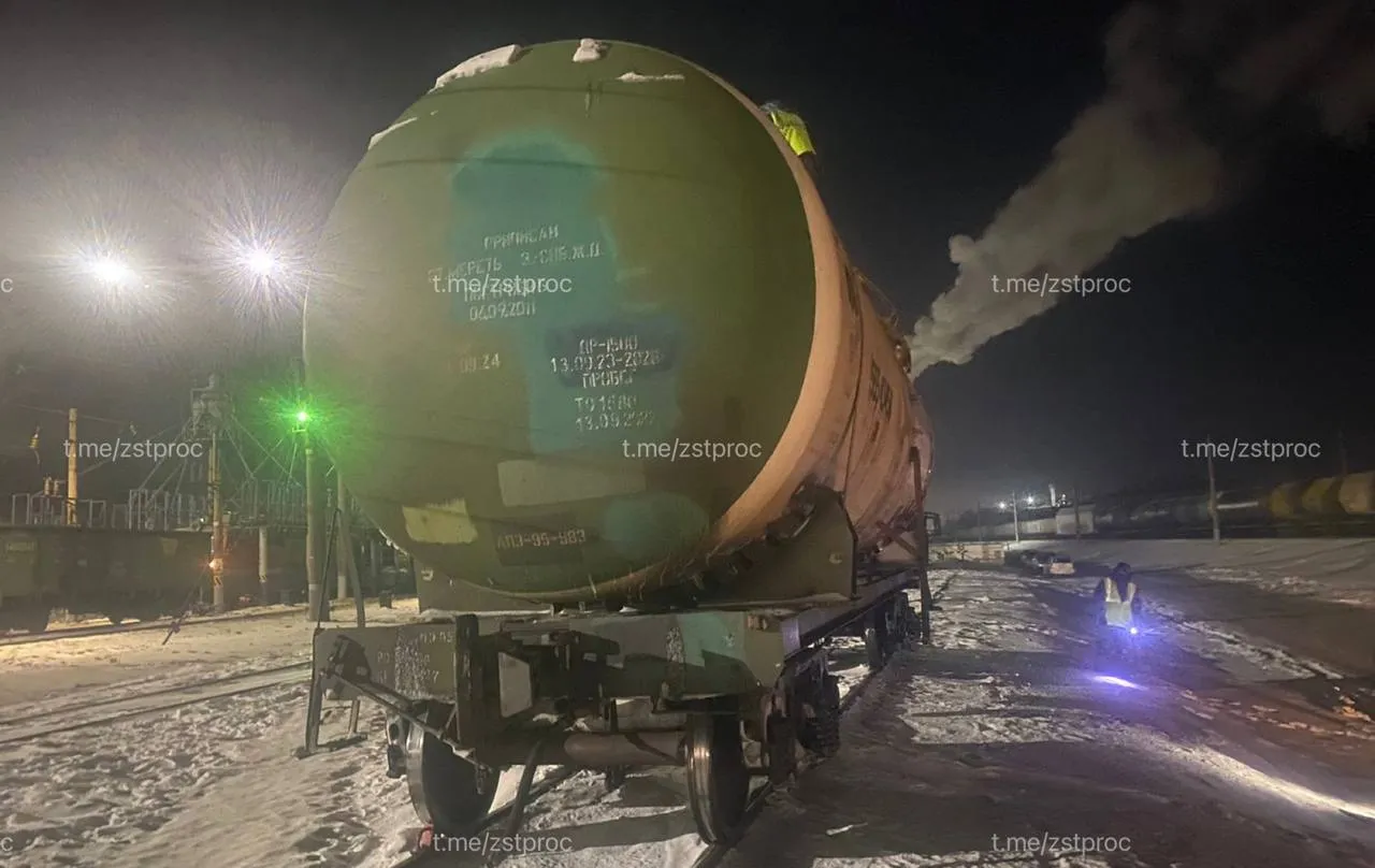 В Красноярске на железнодорожной станции произошел разлив дизельного топлива