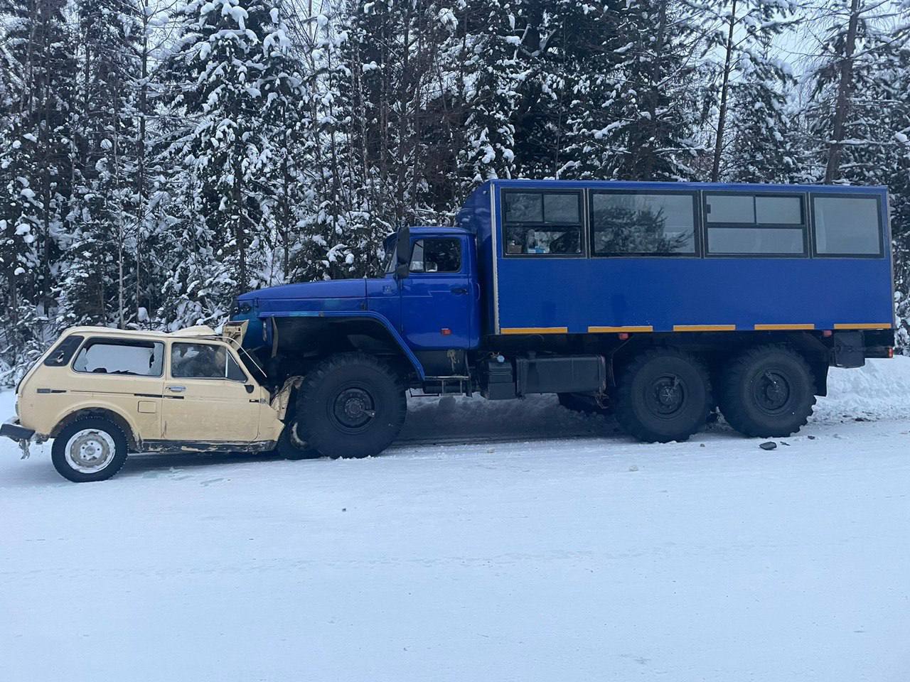 Четыре человека погибли в лобовой аварии в Красноярском крае