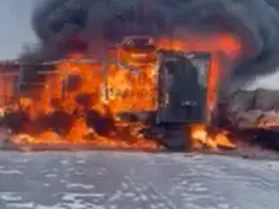 На трассе Красноярского края после столкновения загорелись две фуры
