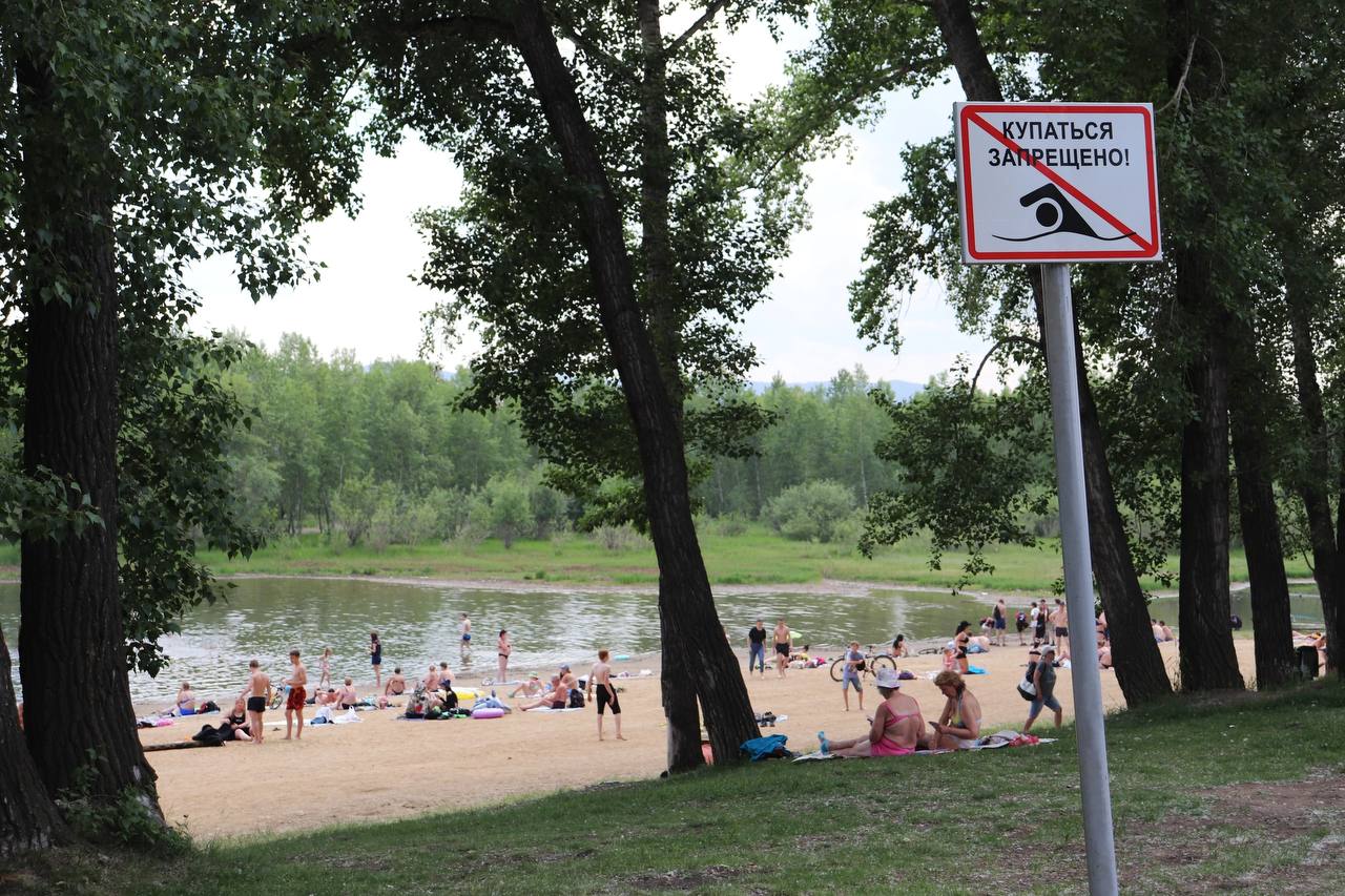 В Красноярске запрещено купаться на пляже у Октябрьского моста