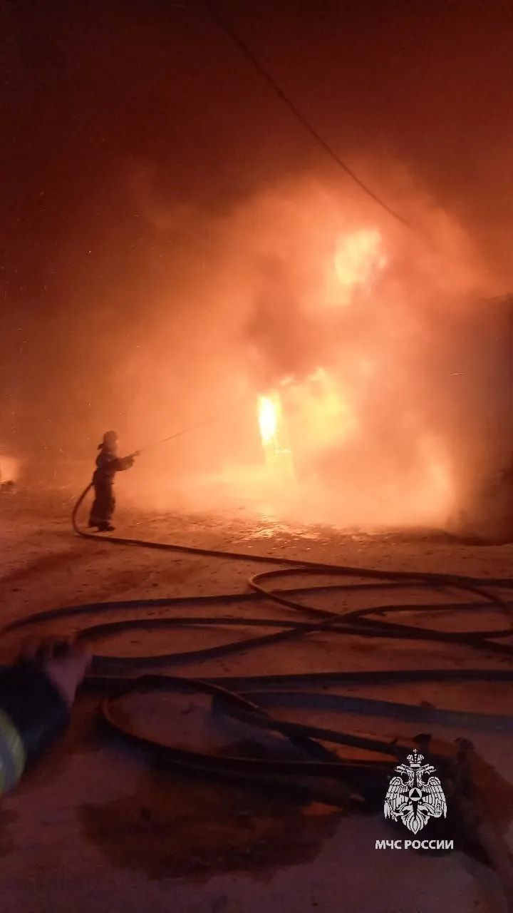 В химчистке под Красноярском сгорели 14 автомобилей