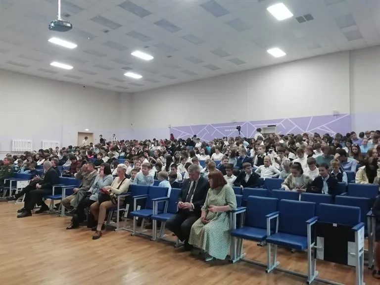 Школьники Свердловского района освоили навыки безопасного обращения с оружием