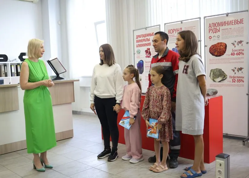 Красноярским металлургам подарили сертификаты для первоклассников