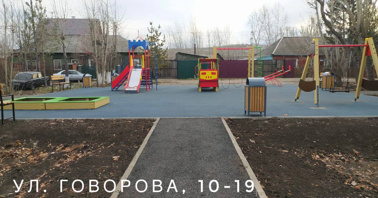 В Ленинском районе Красноярска обустроили детскую площадку и озеленили откос