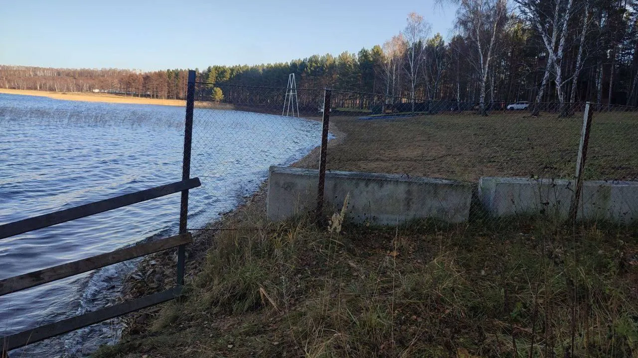 На берегу озера Большое сносят бани и беседки