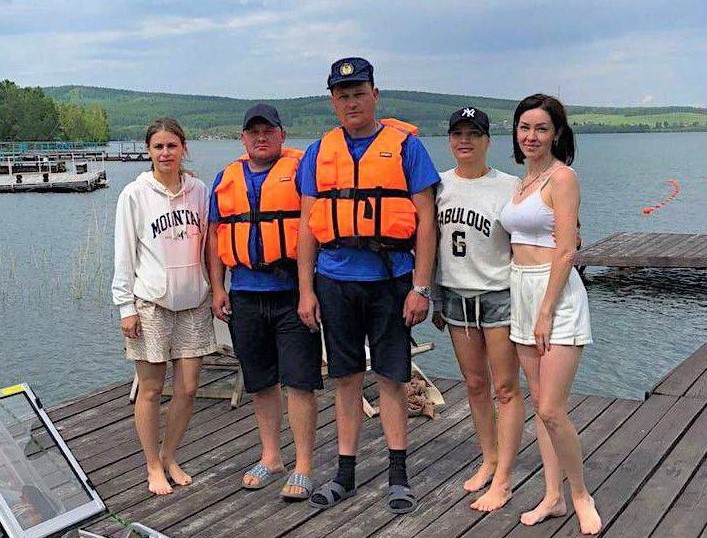 В Красноярском крае трех девушек унесло от берега на сап-бордах