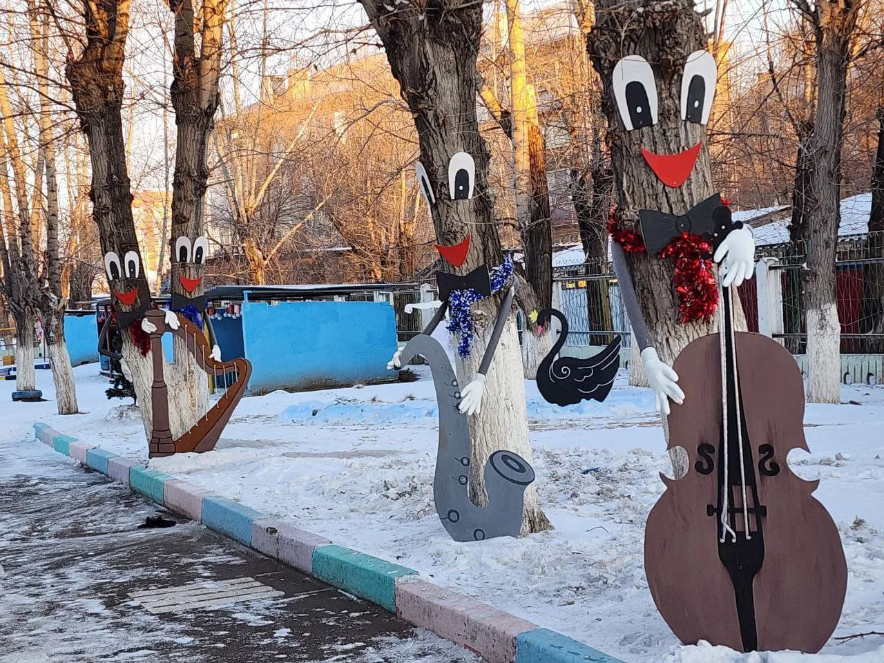 В красноярской школе появились «музыкальные деревья»