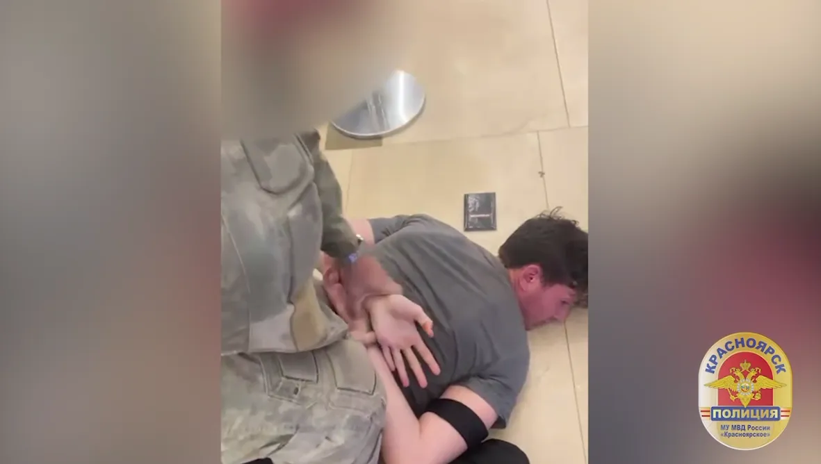 В аэропорту Красноярска полицейские задержали парня, обманувшего пенсионеров на 2 миллиона рублей