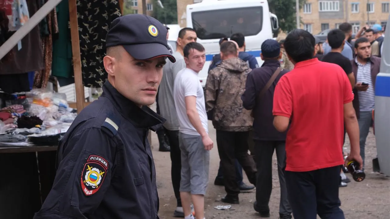 В Красноярске после рейда на рынках 18 мигрантов получили повестки в военкомат