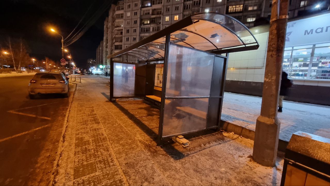 В Красноярске в микрорайоне Солнечный появился новый остановочный павильон