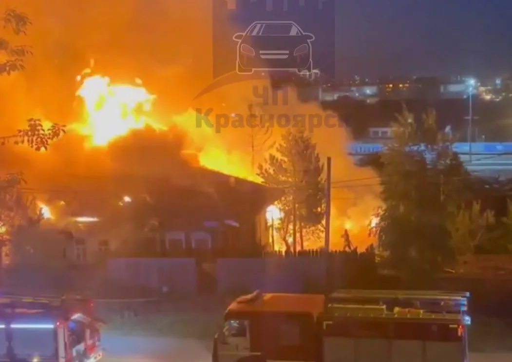 В Красноярске ночью сгорел дом в Боготольском переулке