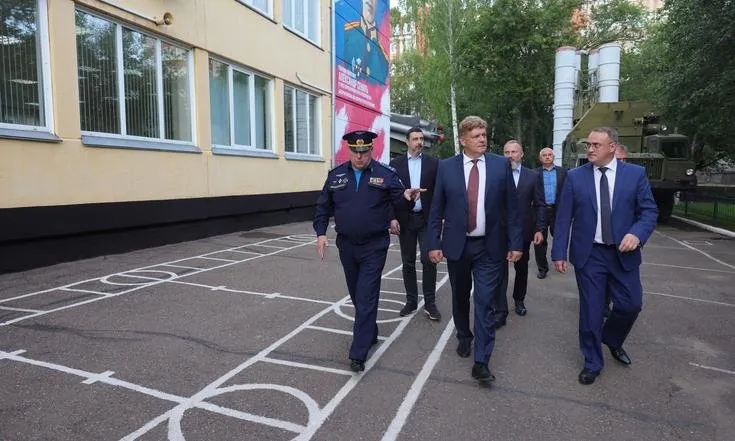 Полпред президента в СФО Анатолий Серышев посетил объекты промышленности и соцсферы в Красноярске