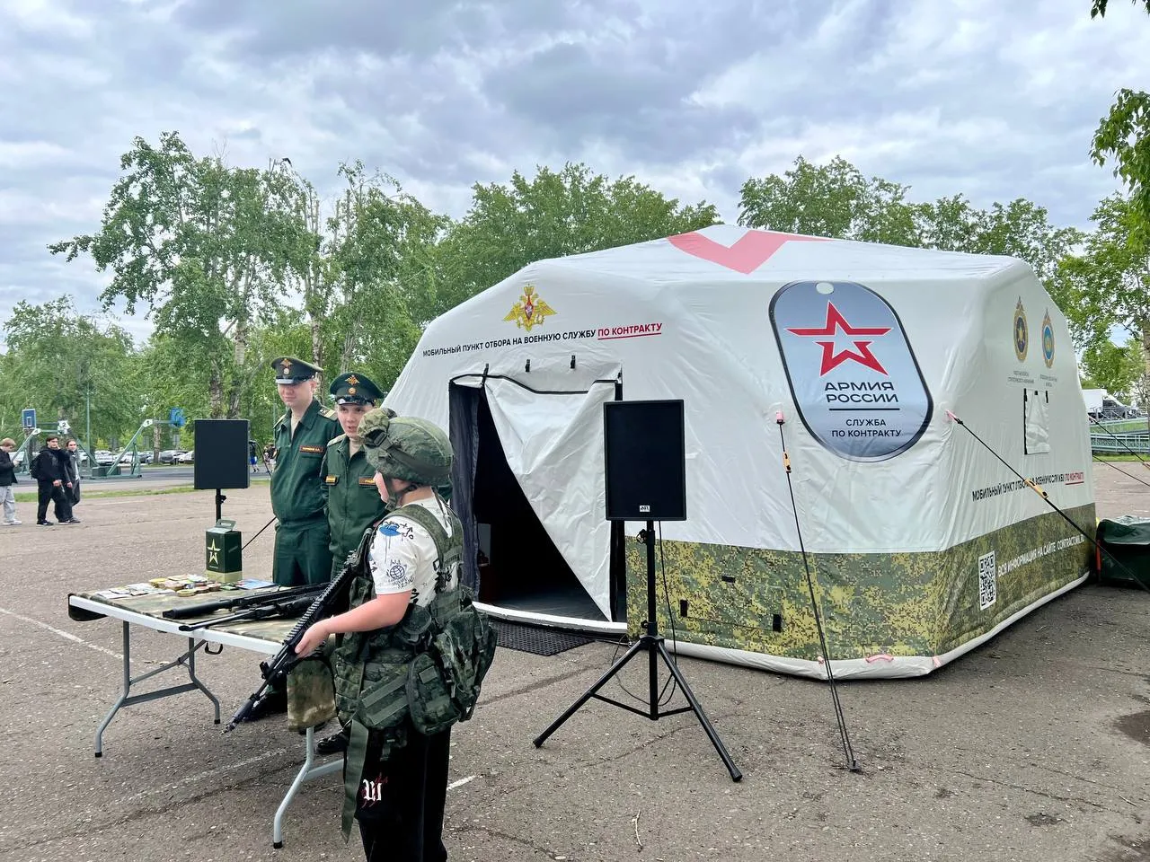 В Татышев-парке работает пункт отбора на военную службу