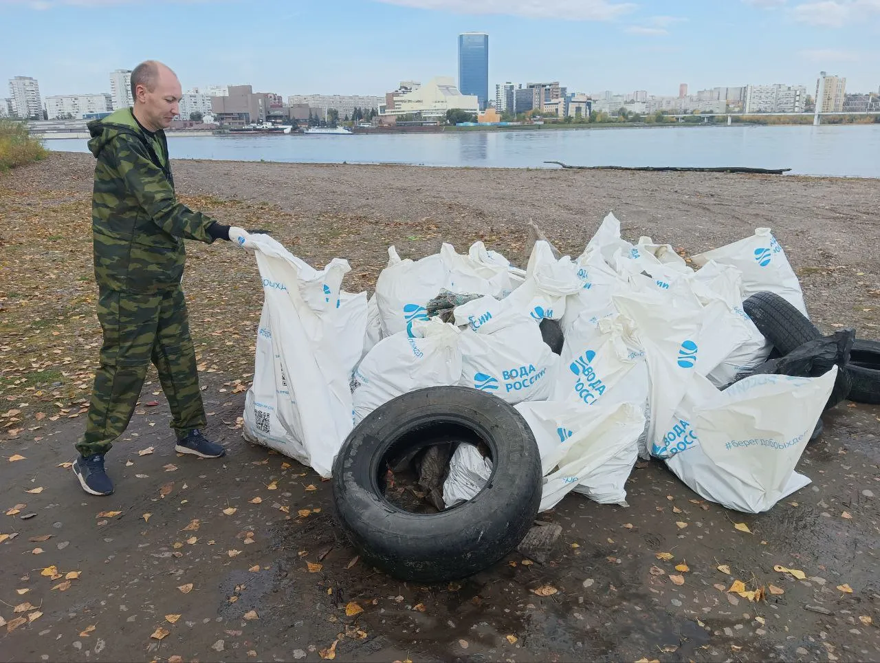 В Красноярске с берегов Енисея вывезли около 2,5 тонн мусора