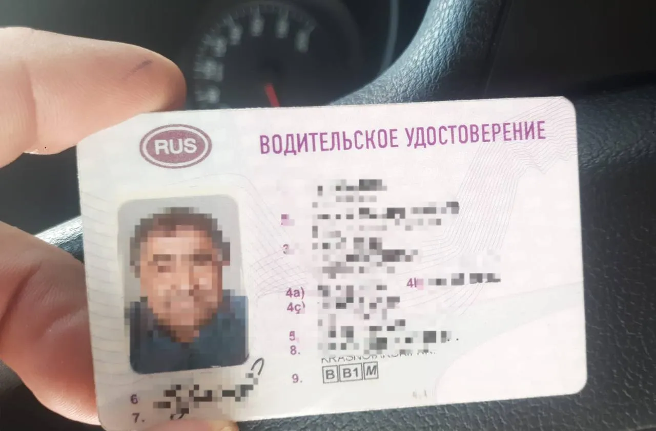 В Красноярском крае задержали лишенного прав водителя с поддельным удостоверением