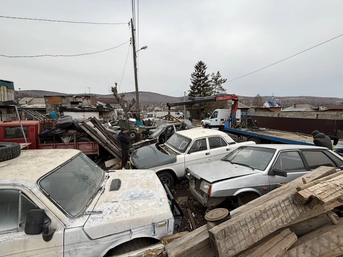 В Красноярске мужчина устроил кладбище разобранных автомобилей
